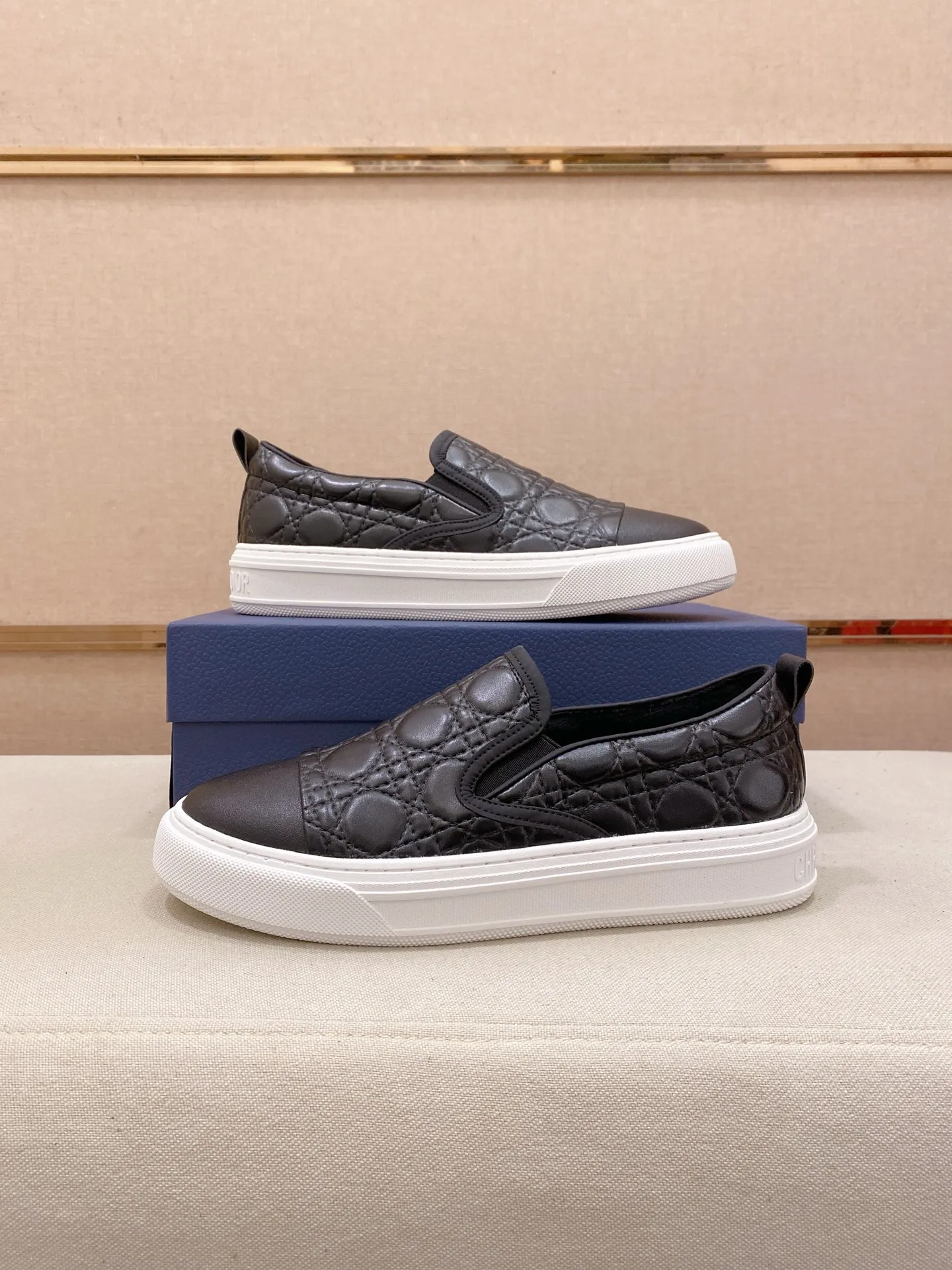 Factory price: 380💰 (leather lining * velvet lining optional) [Dior·Dio*] new casual sports style men's shoes, brand new design, perfect workmanship, slip-on lazy style to create cabinet quality, upper: imported first-layer cowhide, sheepskin lining is soft and comfortable, ultra-light rubber wear-resistant outsole, simple, versatile men's shoes, size: 39-44. Can be customized.45.46.47